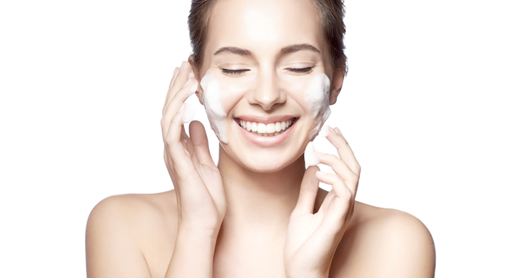 泡で洗顔している女性