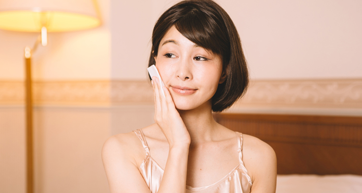 洗面台で顔を洗う女性