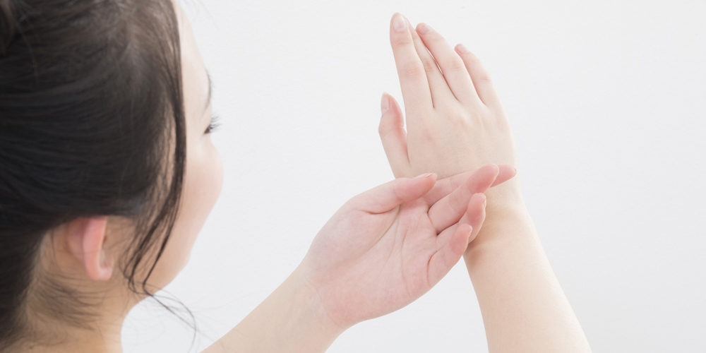 手肌を確認している女性